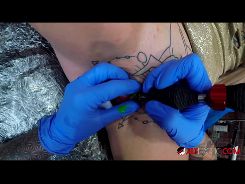 ❤️ Extremt tatuerade snyggingen Sully Savage fick en tatuering på sin klitoris ☑ Porno at us sv.qizpornolar.ru ❌️